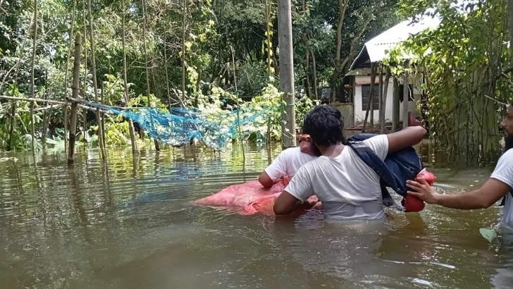 বন্যায় ১১ জেলায় ১২ লাখ পরিবার পানিবন্দি, মৃতের সংখ্যা বেড়ে ২৩