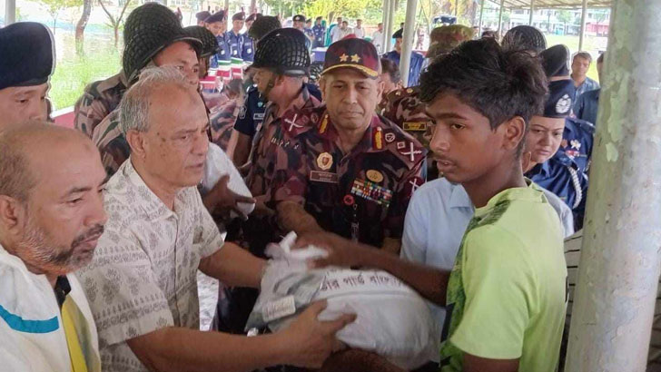 পানিবন্দি ১ হাজার পরিবারকে ত্রাণ দিল বিজিবি