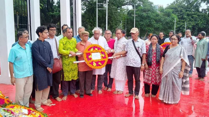 ফুলবাড়ী দিবস উপলক্ষে কেন্দ্রীয় শহীদ মিনারে শ্রদ্ধা নিবেদন