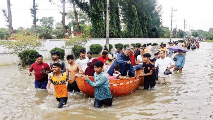 ফেনীতে স্মরণকালের ভয়াবহ বন্যায় ত্রাণের জন্য হাহাকার 