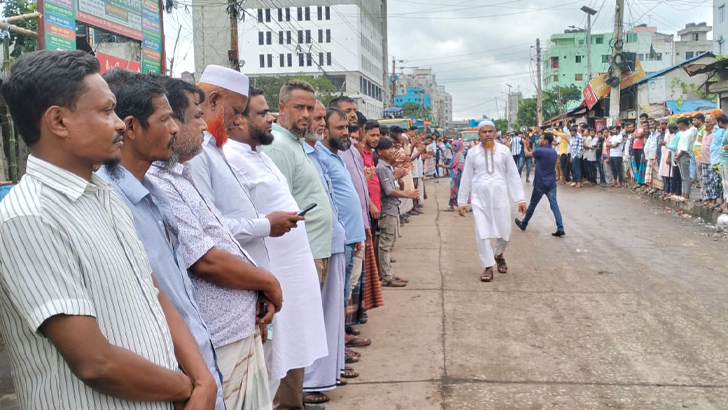 পাওনা আদায়ের দাবিতে টঙ্গীতে সড়ক অবরোধ বিক্ষোভ