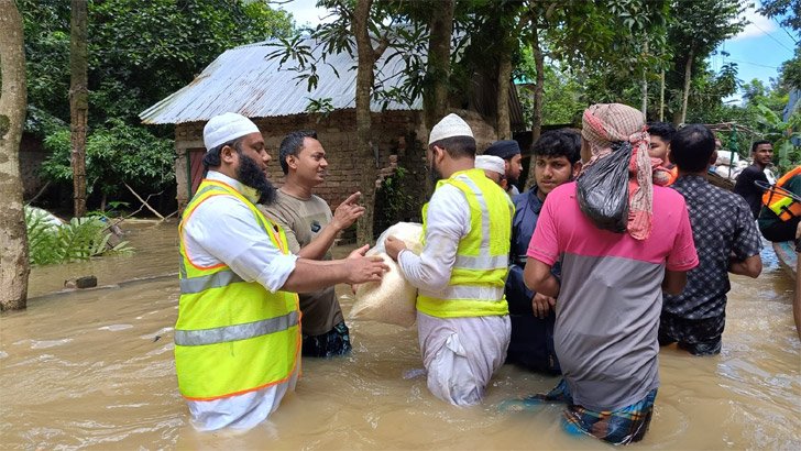 বন্যার্তদের পাশে শানে সাহাবা জাতীয় খতিব ফাউন্ডেশন