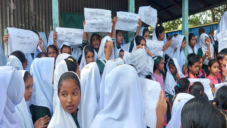 শিক্ষকের বিরুদ্ধে শিক্ষার্থীদের যৌন হয়রানির অভিযোগে বিক্ষোভ