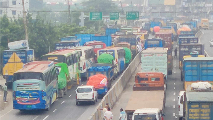 ঢাকা-চট্টগ্রাম মহাসড়কে ১৮ কিলোমিটার জুড়ে তীব্র যানজট