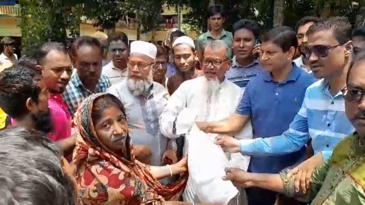 বন্যার্তদের মাঝে বিএনপি নেতা আবেদের ত্রাণ বিতরণ