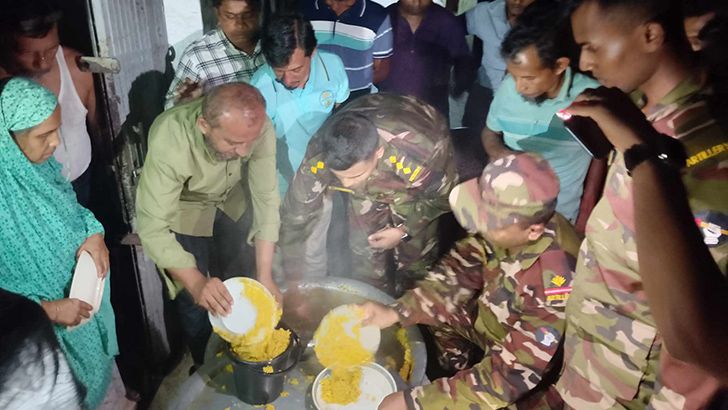 লক্ষ্মীপুরে আশ্রয়কেন্দ্রে সেনাবাহিনীর খাবার বিতরণ 