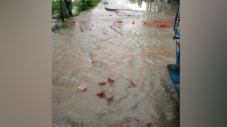 ধীরে নামছে বন্যার পানি, ভেসে উঠছে ক্ষতচিহ্ন