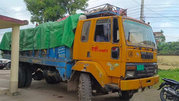 নেত্রকোনায় ট্রাকবোঝাই ভারতীয় চিনি জব্দ 