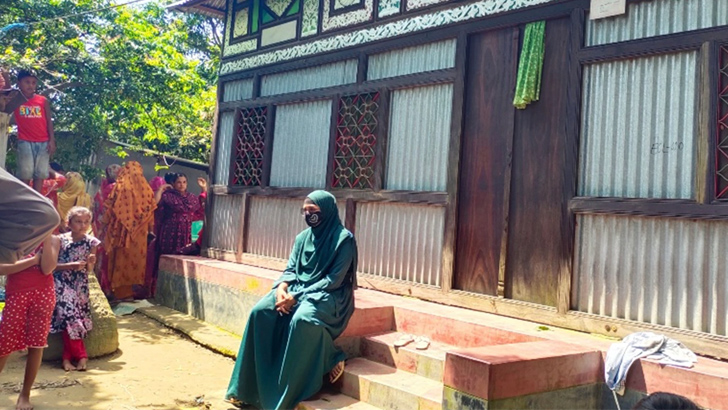 তিতাসে প্রেমিকের বাড়িতে দুই সন্তানের জননীর অনশন