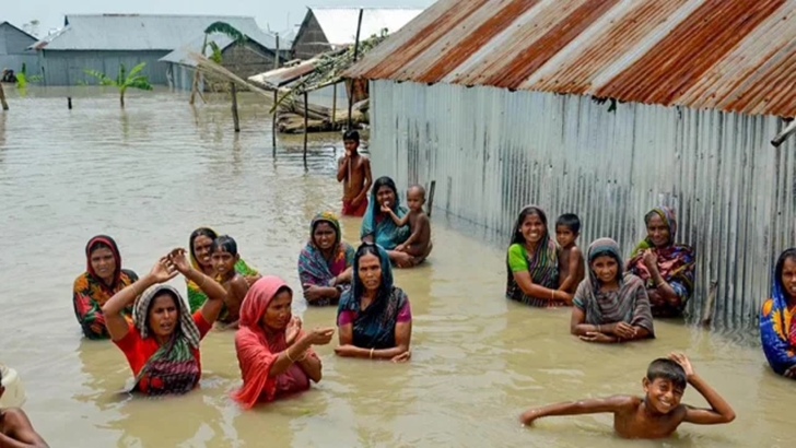 বন্যায় স্বাস্থ্যঝুঁকি কমাতে কী করবেন