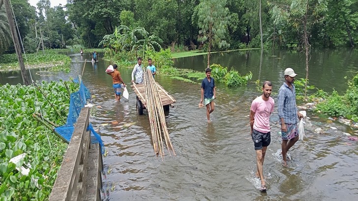 টানা বর্ষণ ও ভারত থেকে আসা ঢলে আকস্মিক বন্যায় জনজীবন বিপন্ন লাকসাম-মনোহরগঞ্জে