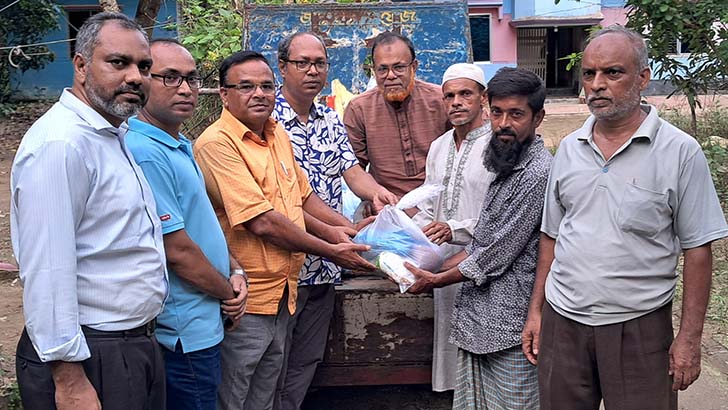 ফেনীতে যুগান্তর স্বজনের পক্ষ থেকে ত্রাণ বিতরণ