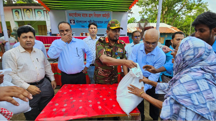 পল্লী বিদ্যুতায়ন বোর্ডের চেয়ারম্যানের ত্রাণ বিতরণ 