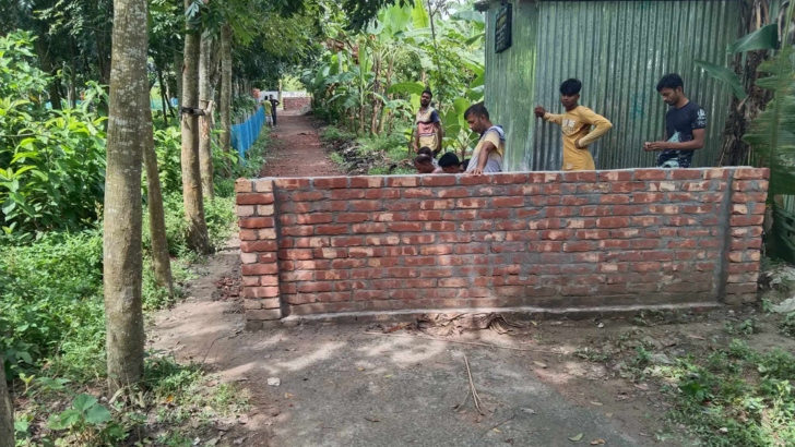 ফরিদপুরে সরকারি রাস্তায় দেয়াল তুলে বন্ধ করে দেওয়ার অভিযোগ, অবরুদ্ধ ১২ পরিবার