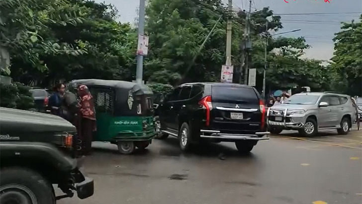 ইসি ছাড়ার সময় দুই কমিশনারের গাড়িতে জুতা নিক্ষেপ