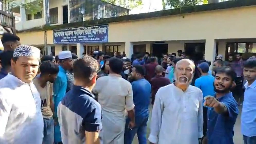 অধ্যক্ষকে জোরপূর্বক পদত্যাগ করানোয় শিক্ষার্থীদের বিক্ষোভ