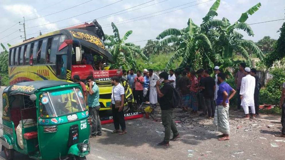 মহাসড়কে দাঁড়িয়ে থাকা কাভার্ডভ্যানে বাসের ধাক্কা, নিহত ১