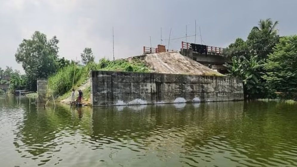 সোয়া ৪ কোটি টাকা ব্যয়ে সংযোগবিহীন সেতু