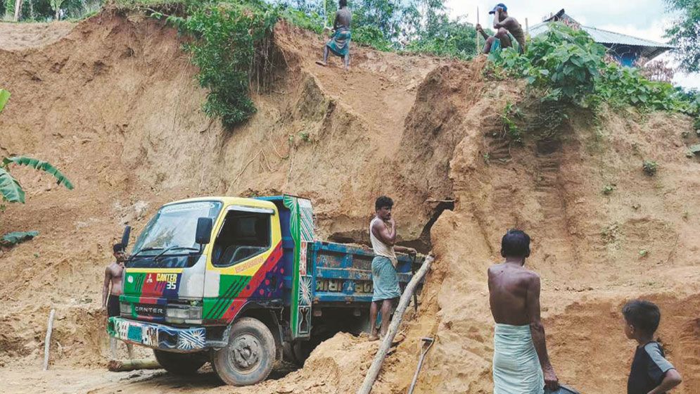 মিরসরাইয়ে আবারও প্রকাশ্য দিবালোকে পাহাড় কাটা শুরু