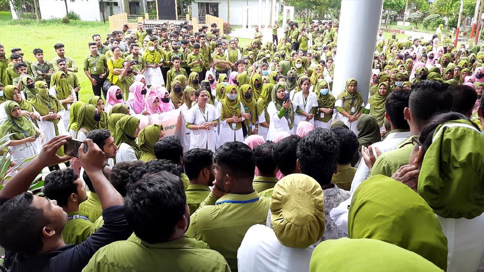 নার্সদের নিয়ে কটূক্তি, মহাপরিচালকের পদত্যাগ দাবিতে মানববন্ধন