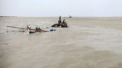 মেঘনা নদীতে ৪ ট্রলারডুবি, নিখোঁজ ২৫