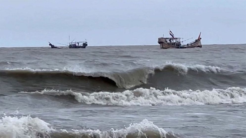 বঙ্গোপসাগরে ৪ ট্রলার ডুবি, মনপুরার নিখোঁজ ১৫ জেলে উদ্ধার