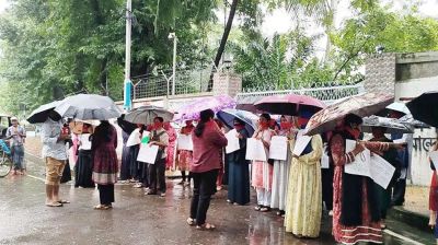 ঢাবিতে বৈধ সিটের দাবিতে বৃষ্টিতে ভিজেই শিক্ষার্থীদের মানববন্ধন