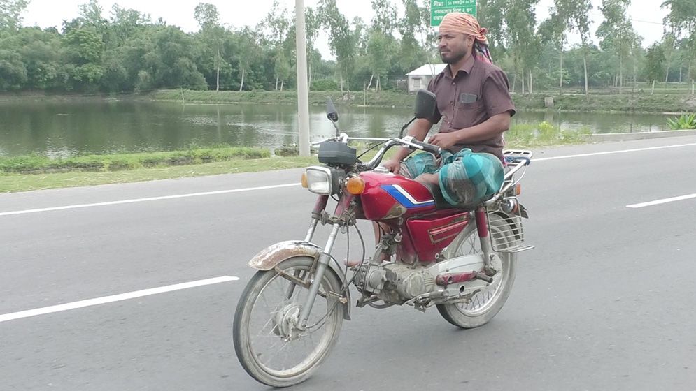 চলন্ত বাইকে শুয়ে-বসে সবই করেন আজাদ