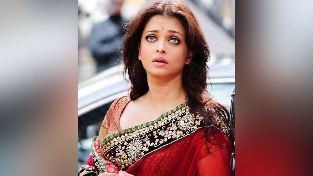 চলন্ত জিপ থেকে ছিটকে পড়েছিলেন ঐশ্বরিয়া!