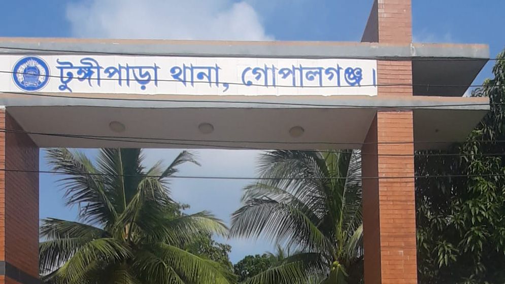 স্বেচ্ছাসেবক দলের সভাপতির গাড়িতে হামলা, টুঙ্গিপাড়ায় আরও ২ মামলা