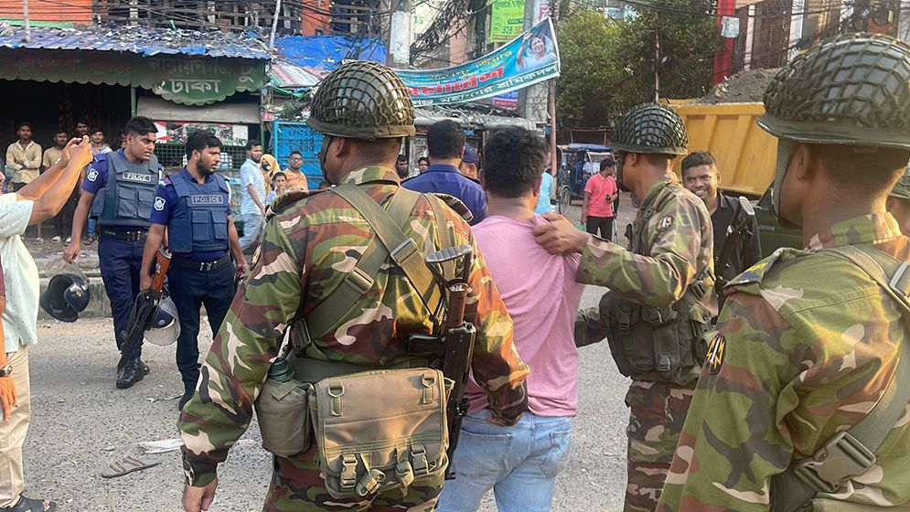 না.গঞ্জের বাস টার্মিনাল দখলে নিতে বিএনপির ২ গ্রুপের সংঘর্ষ