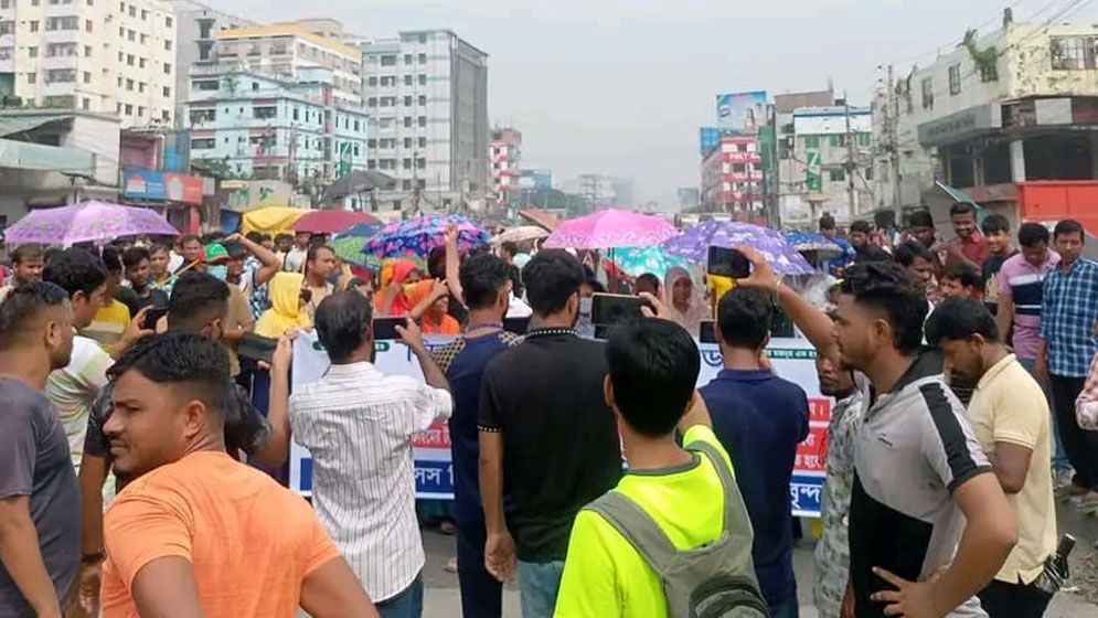 বকেয়া বেতনের দাবিতে ঢাকা-ময়মনসিংহ মহাসড়ক অবরোধ