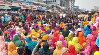 ফের পোশাক শ্রমিকদের বিক্ষোভ সড়ক অবরোধ