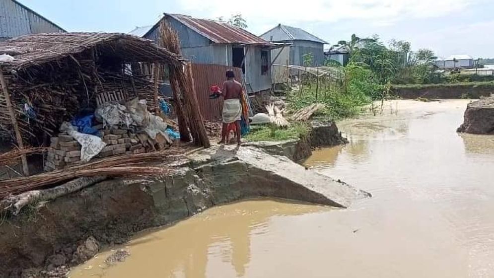 তিন ঘণ্টায় রাস্তায় গলাপানি!