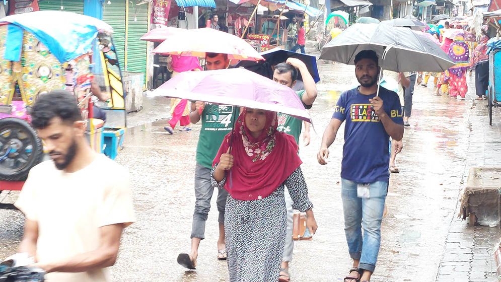 গাজীপুরে বৃষ্টিতে ভিজে কাজে ফিরলেন পোশাক শ্রমিকরা