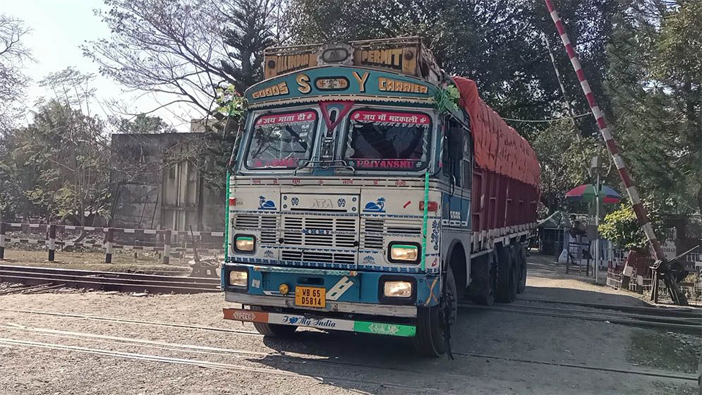 আড়াই মাস পর হিলি স্থলবন্দর দিয়ে আলু আমদানি শুরু