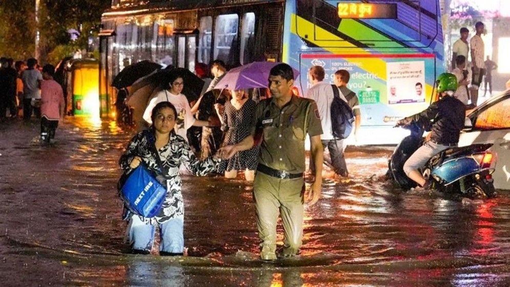 ভারি বৃষ্টিতে ডুবেছে মুম্বাই, ৪ জনের মৃত্যু