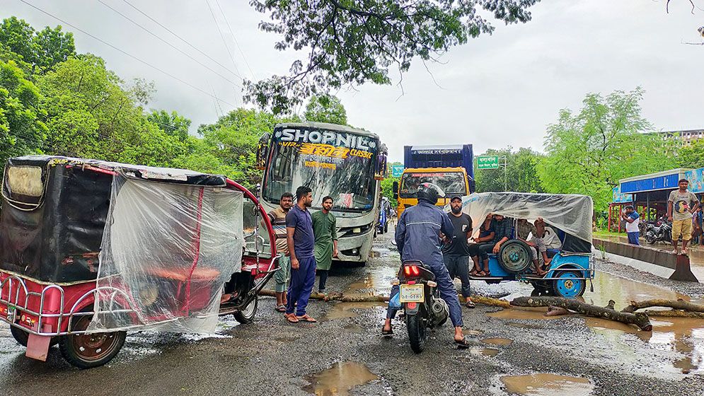 সড়ক দুর্ঘটনায় ইবি শিক্ষার্থীর মৃত্যুতে বিক্ষোভ