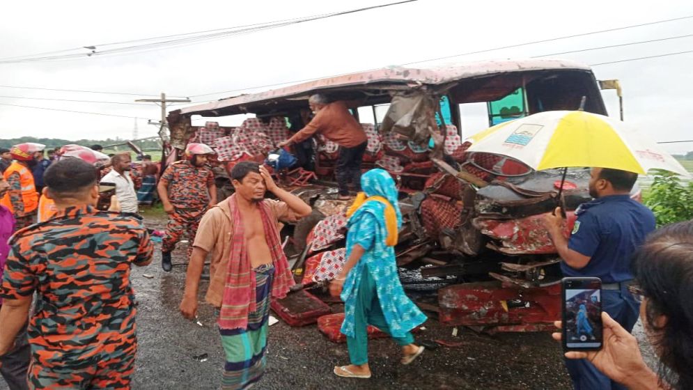 মানিকগঞ্জে বাস-ট্রাকের সংঘর্ষে ৩ নারী গার্মেন্টসকর্মী  নিহত