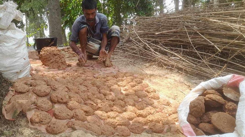 মাটির রঙ বিক্রি করে সংসার চলে আমিনুলের