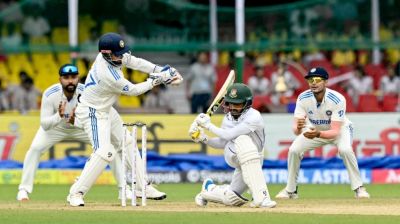 শান্ত-মুমিনুল জুটিতে প্রতিরোধের বার্তা দিয়ে লাঞ্চে বাংলাদেশ