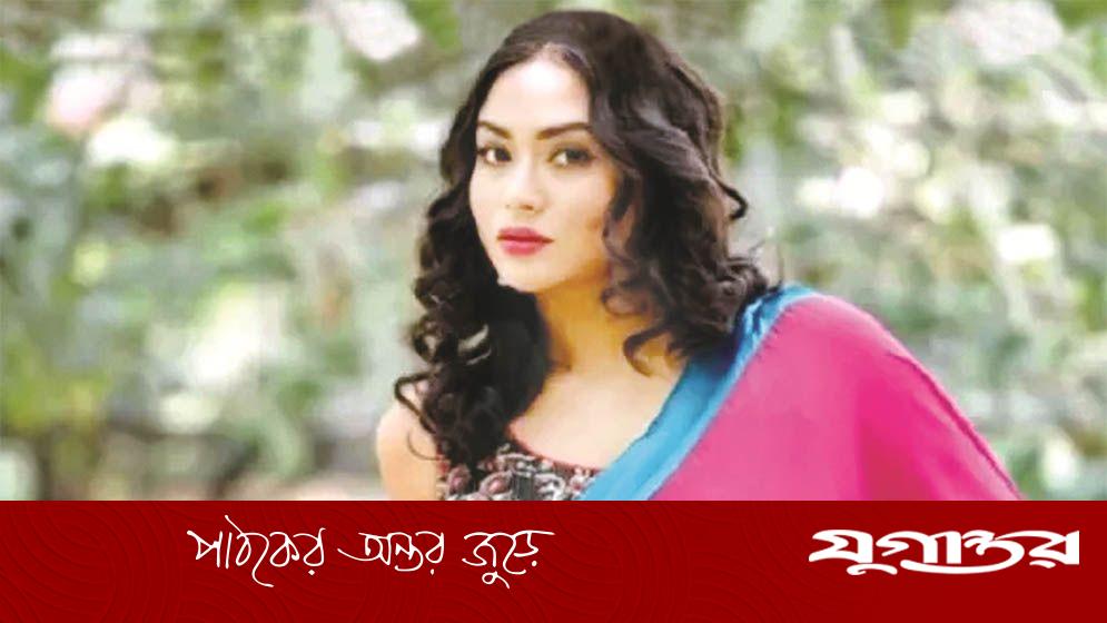 পুলিশের ভূমিকায় মম