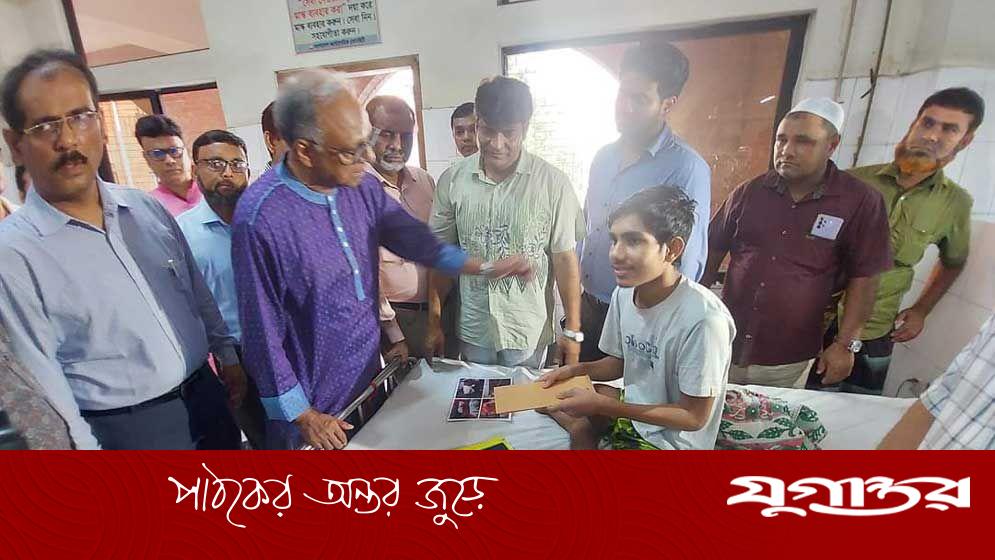 আহত শিক্ষার্থীদের দেখতে হাসপাতালে মাহমুদুর রহমান