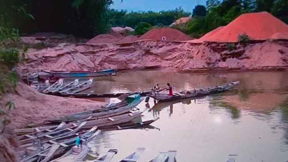 দেড় কোটি টাকার খনিজ বালি-পাথর চুরির ঘটনায় থানায় অভিযোগ