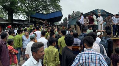 ট্রেন থামানোর দাবিতে ত্রিশালে ৫ ঘণ্টা অবরোধ