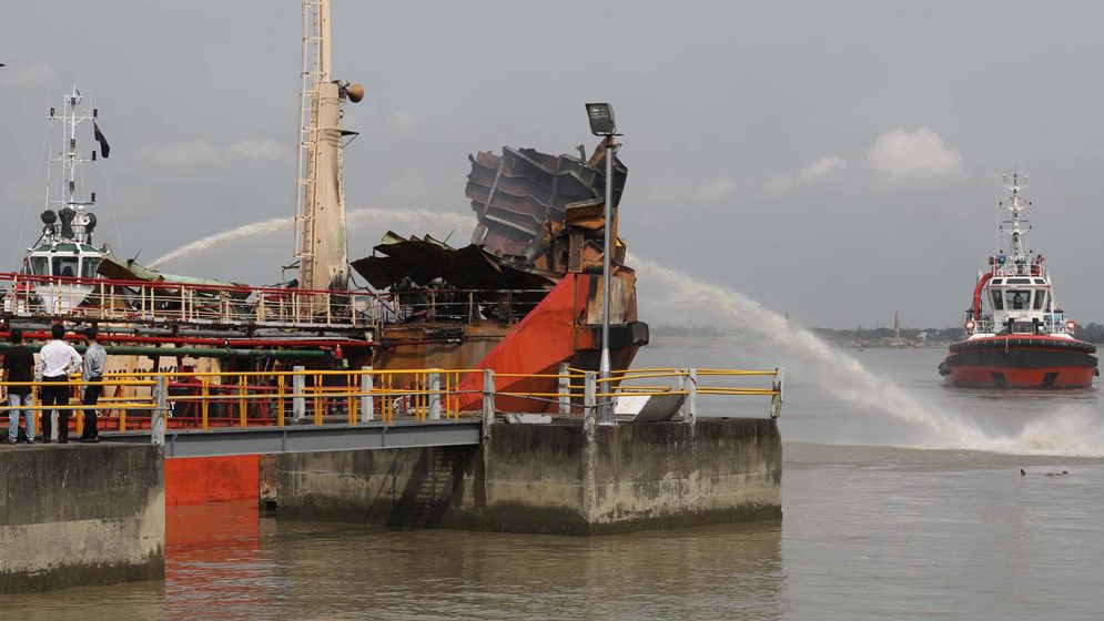 জাহাজে অগ্নিকাণ্ড: নৌ উপদেষ্টার নির্দেশে ৭ সদস্যের কমিটি