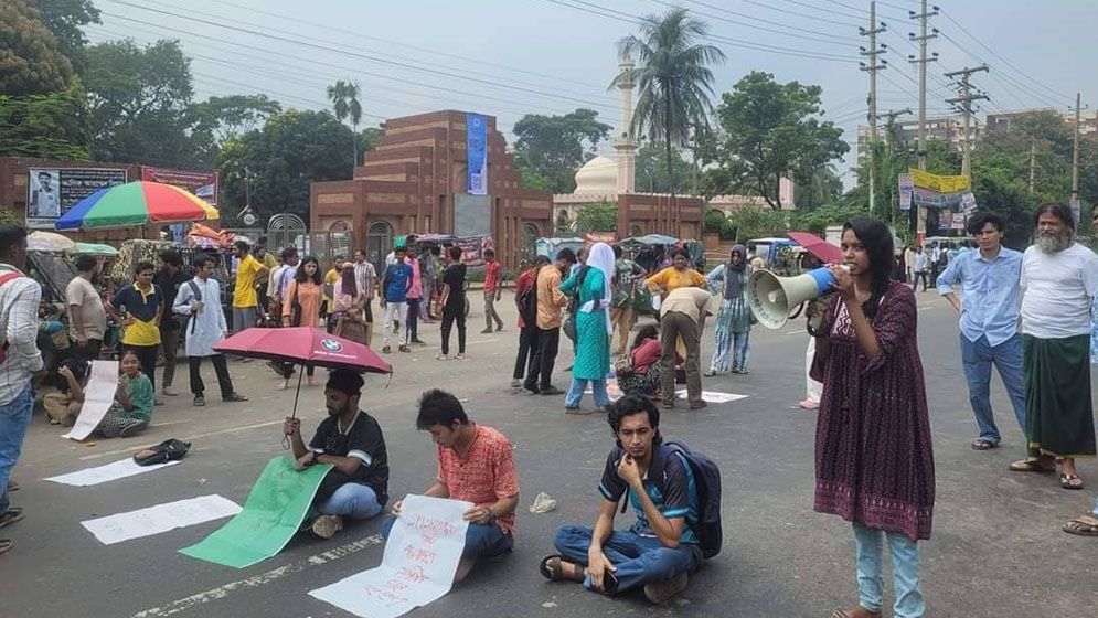 শ্রমিক নিহতের প্রতিবাদে জাবি শিক্ষার্থীদের মহাসড়ক অবরোধ