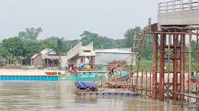 নড়িয়ায় বাল্কহেডের ধাক্কায় ভেঙে পড়েছে নির্মাণাধীন ব্রিজ