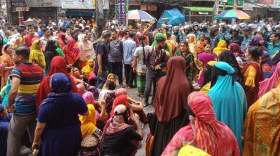 ৫৩ ঘণ্টা পর সড়ক থেকে সরলেন পোশাক শ্রমিকরা