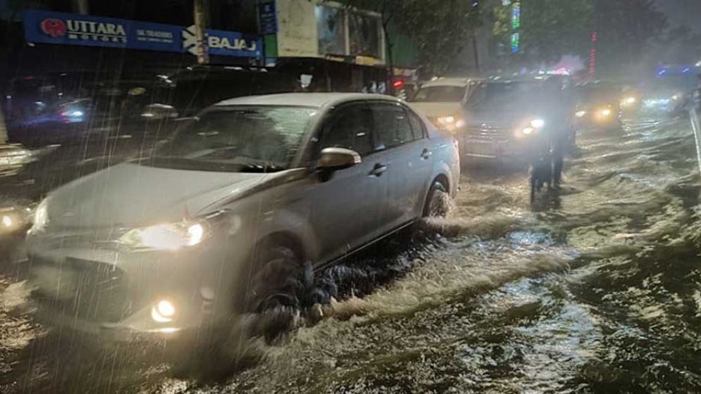 ভারী বৃষ্টিতে রাজধানীর সড়কে জলাবদ্ধতা